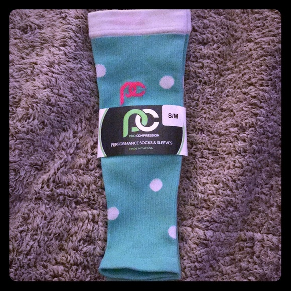 NWT Pro Compression sleeves - Picture 1 of 4